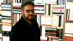 «Σε ένα ερημονήσι θα έπαιρνα το e-reader μου που χωράει 3.000 βιβλία». Ο εκδότης Αργύρης Καστανιώτης στη HuffPost Greece