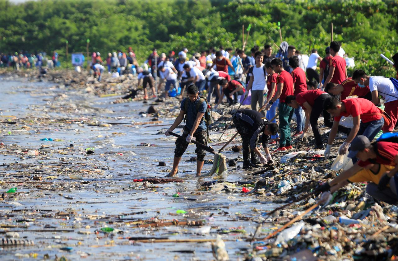 Volunteers collect garbage along the coast in Manila, the Philippines, during the annual International Coastal Cleanup Day on Sept. 16, 2017.