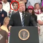 Trump hält stürmische Rede – doch der Mann hinter ihm stiehlt die