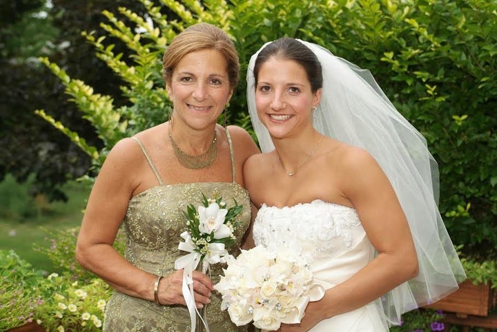 Rachel Nusbaum, on her wedding day, with her mother in 2005.