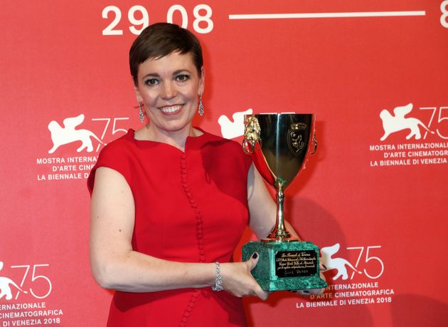 ﻿Olivia Colman poses with the Coppa Volpi