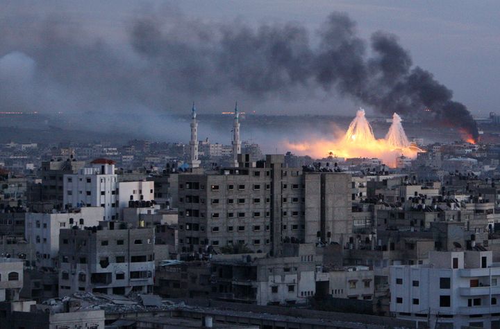 To 2009 o φωτογράφος του Reuters, Mohammed Salem κέρδισε το δεύτερο βραβείο στην κατηγορία Spot News Singles του World Press Photo 2009 για αυτή τη φωτογραφία που δείχνει μια βόμβα φωσφόρου να εκρηγνύεται στην πόλη της Γάζας 
