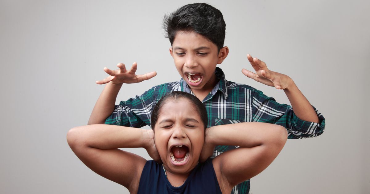 Sibling's. Злой старший брат. Старшие братья человечества. Злой старший брат фото. Мальчик набросился на старшего брата.