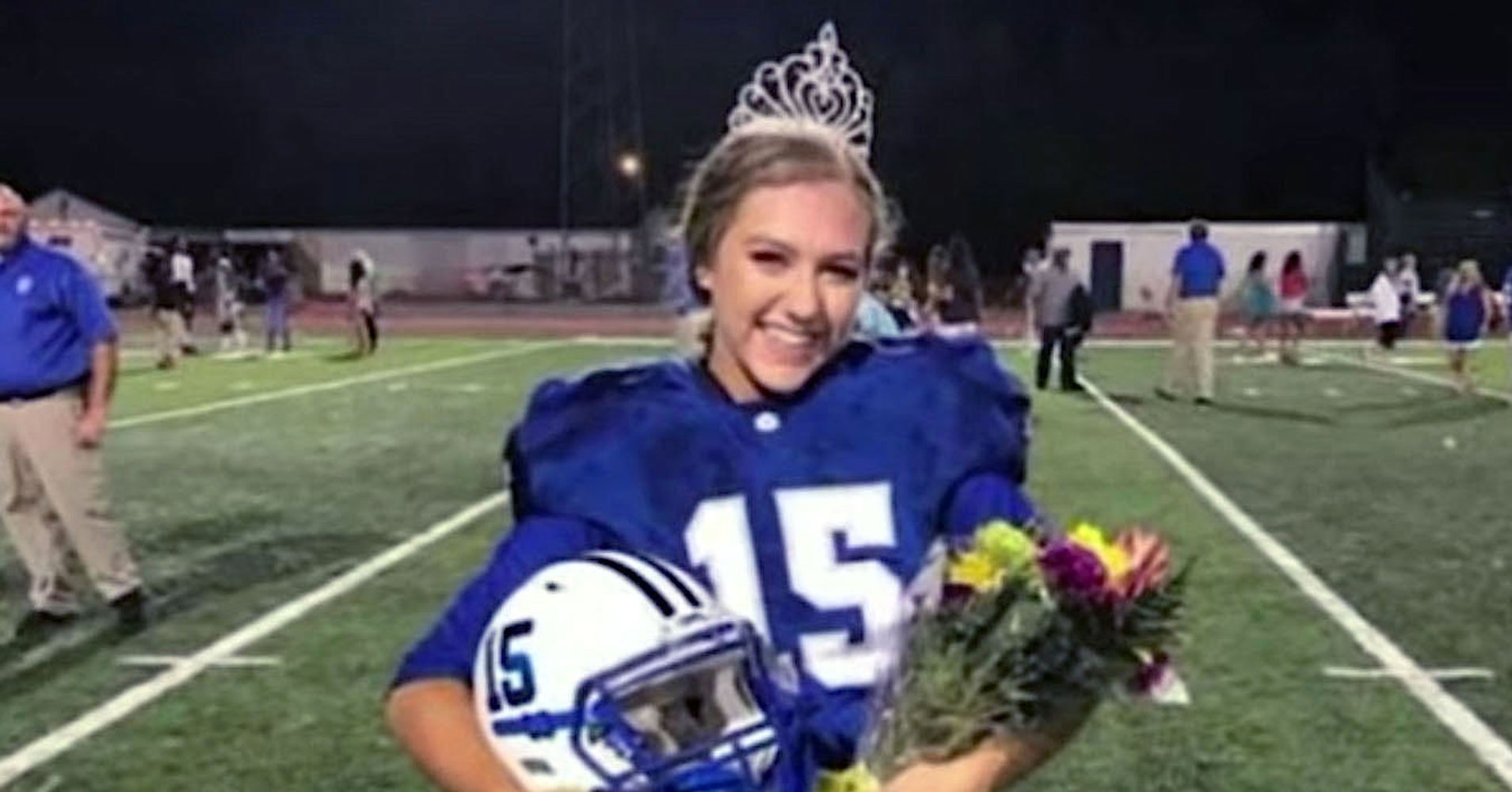 Homecoming Queen Makes Game Winning Kick On Football Field Huffpost