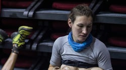 La foto viral de una 'ultrarunner' dando de mamar durante una