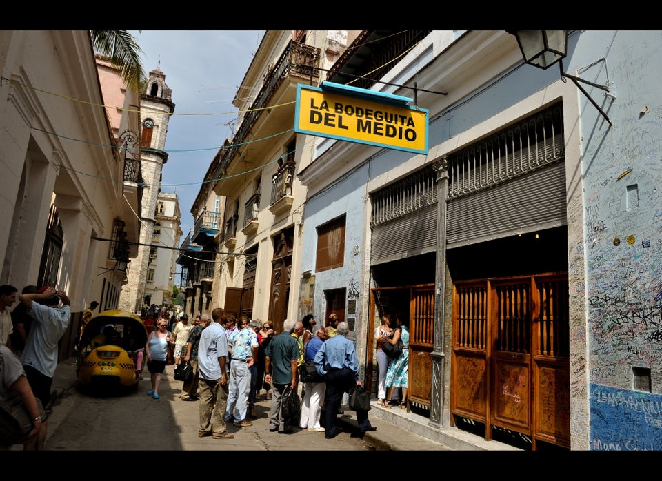 Tourists visit the Bodeguita del Medio