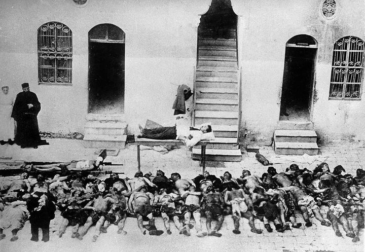 Corpses of Greek and Armenian victims from Smyrne are lined up side by side on a sidewalk in the city. The goal of the Turks was to eliminate all the Greeks of Asia Minor.
