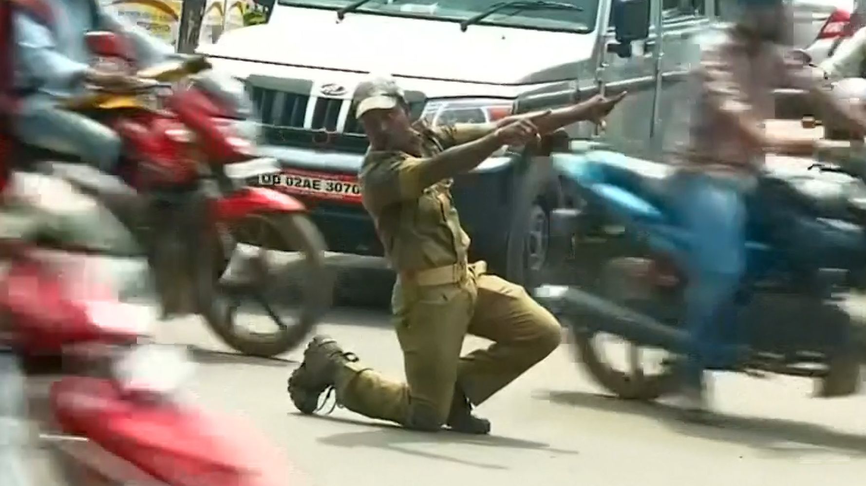 indian-police-officer-uses-sweet-moves-to-stop-traffic-huffpost-uk-life