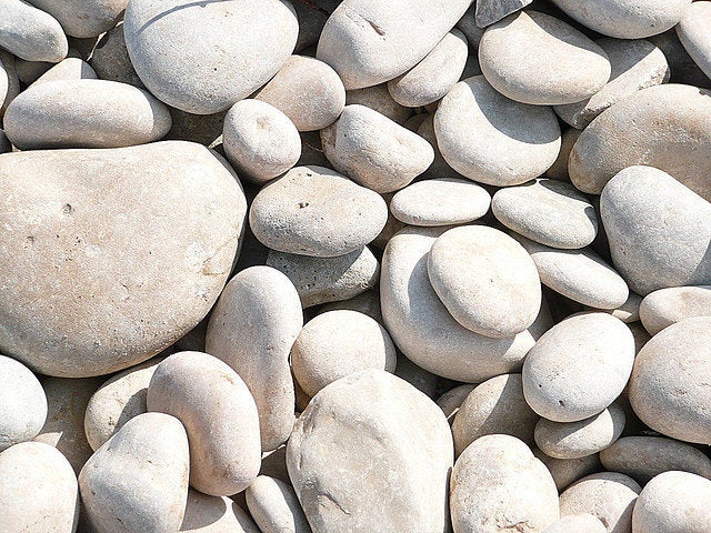 Centered Rocks Create A Unique Centerpiece With Rocks | HuffPost Life