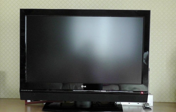 how to clean a flat screen tv at home