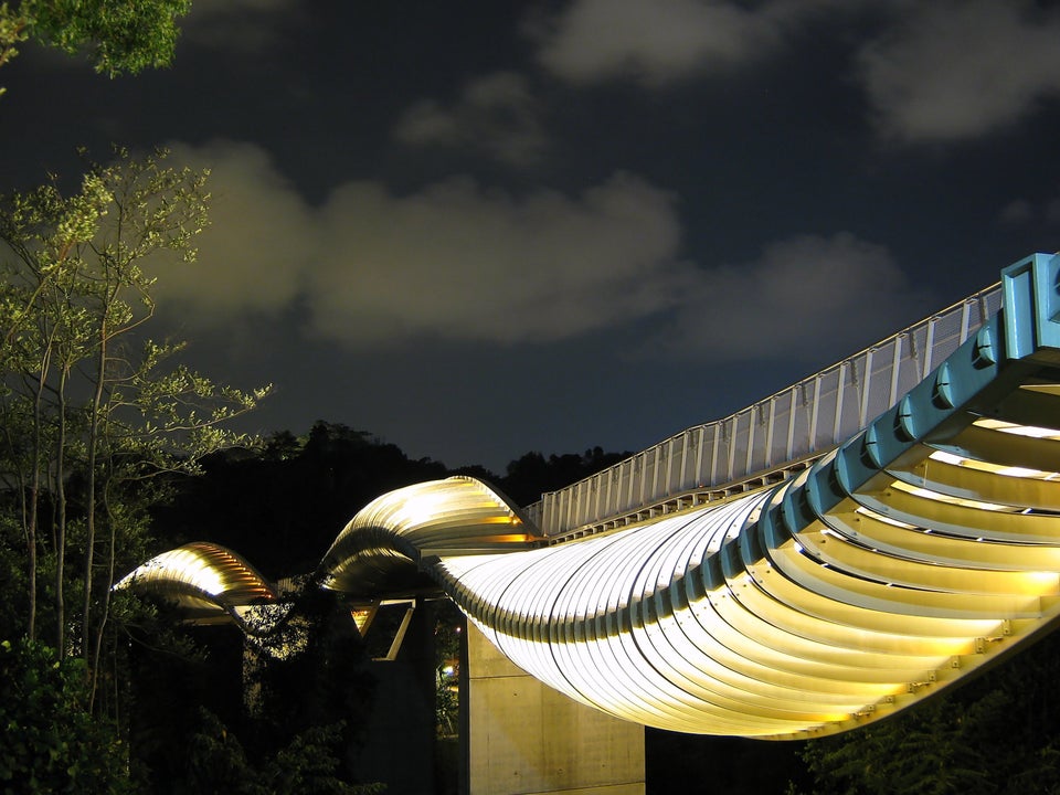 Footbridge in London Opens Like a Fan