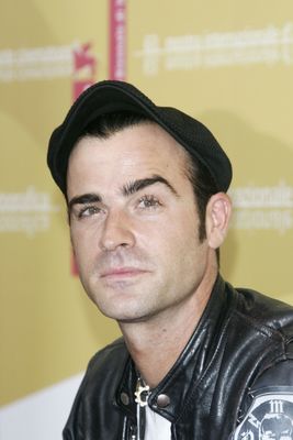 Dear Justin Theroux It S Time To Address Your Eyebrows Photos Huffpost Life