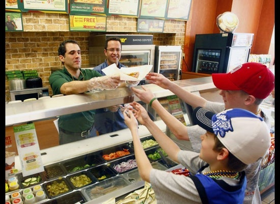 Subway ganha certificado do Guinness World Records pela maior quantidade de  sanduíches produzidos simultaneamente - Acontecendo Aqui