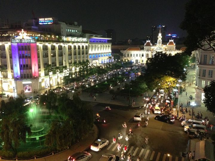 Description A night view of Rex Hotel and Nguy￡ﾻﾅn Hu￡ﾻﾇ roundabout in Ho Chi Minh City, Vietnam, photographed from SH Garden restaurant on the ... 