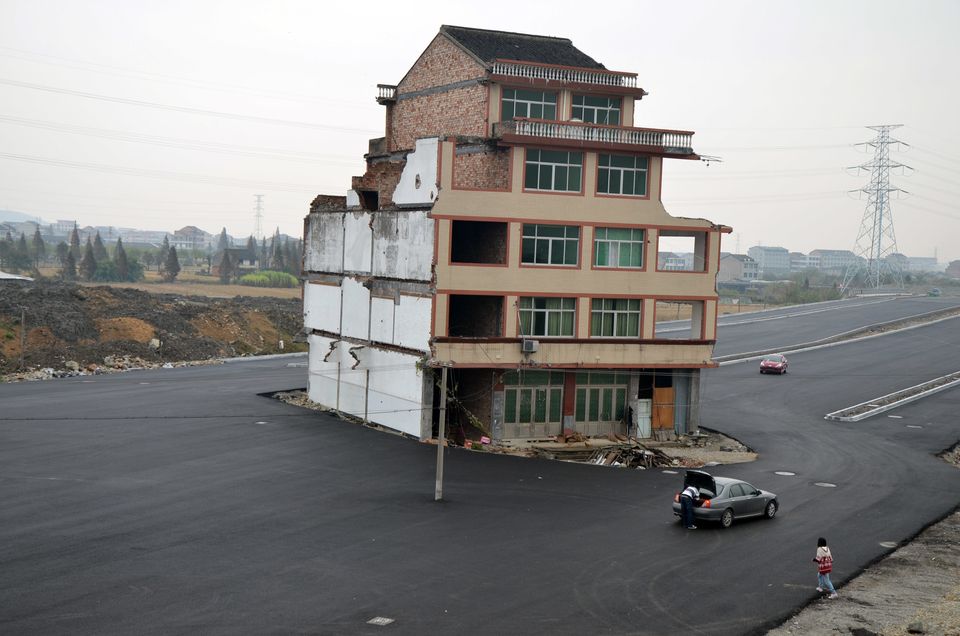 Weird House In China Is In MIddle Of Street