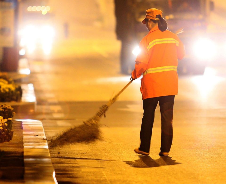 yu-youzhen-chinese-millionaire-works-as-street-cleaner-to-set-good