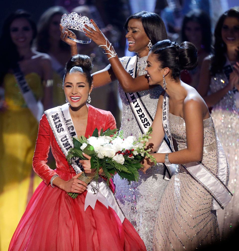 Olivia Culpo receives the crown from Miss Universe 2011 Leila Lopes
