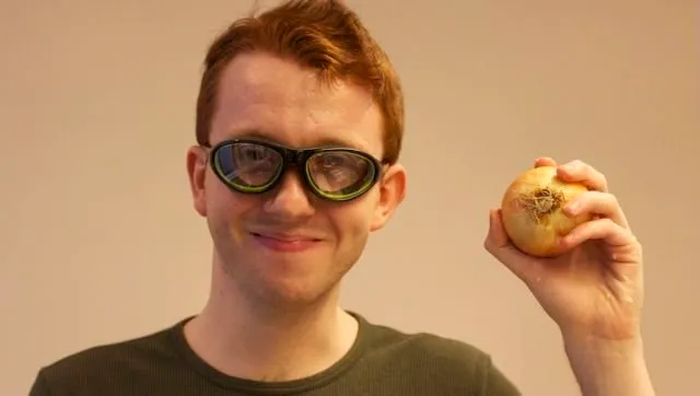 Onion Goggles Review: These Goggles Mean You'll Never Cry Chopping Onions  Again