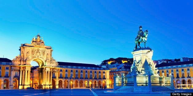 Praᅢᄃa do Comᅢᄅrcio by night, Lisbon, Portugal. Castle of Sᅢᆪo Jorge is also seen on the background.