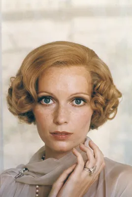 Great Gatsby Hair A Modern Take On Mia Farrow S Curly Crop