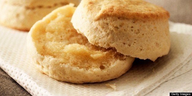 Buttermilk biscuits with melted butter (USA)