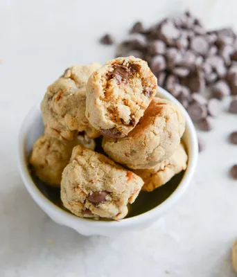 Brown Butter Chocolate Chip Cookie Skillet (Pizookie) - Damn Delicious