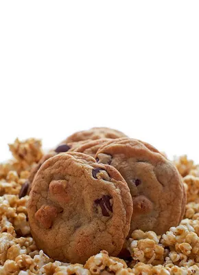 Brown Butter Chocolate Chip Cookie Skillet (Pizookie) - Damn Delicious