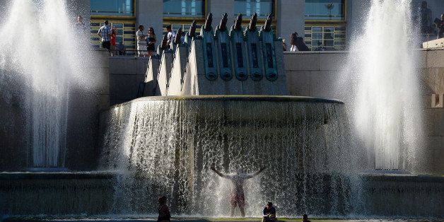 PARIS, FRANCE - AUGUST 01: Parisians and Tourists are enjoying the fresh water by the Fountain of the Trocadero on August 1, 2013 in Paris, France. (Photo by Pascal Le Segretain/Getty Images)