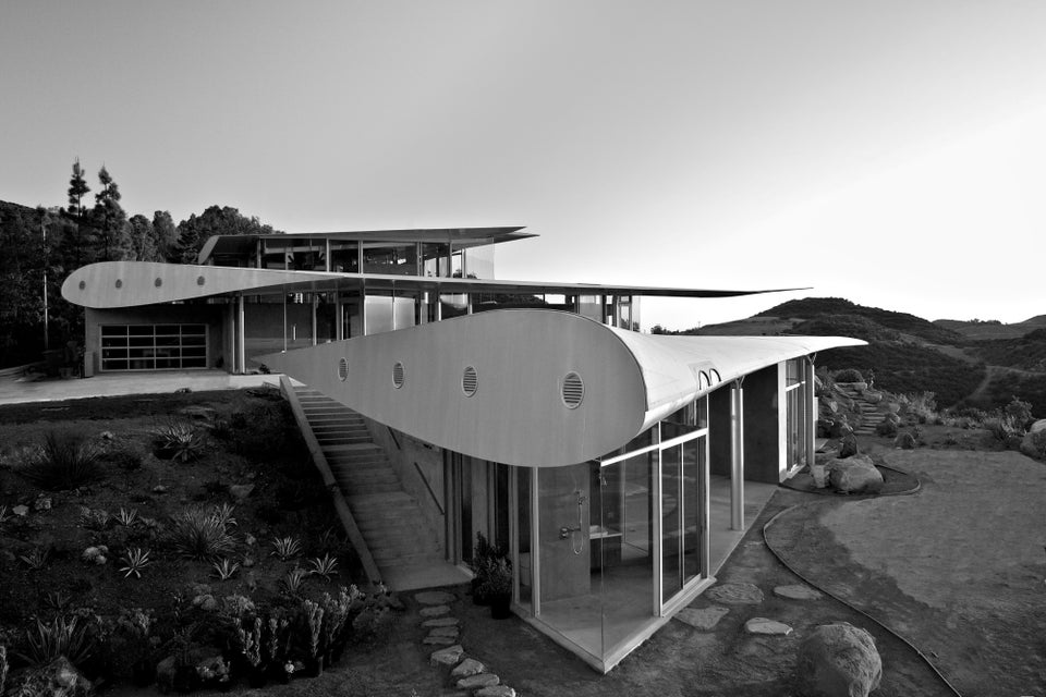 Salvaged Airplane Becomes A Hillside Malibu Home