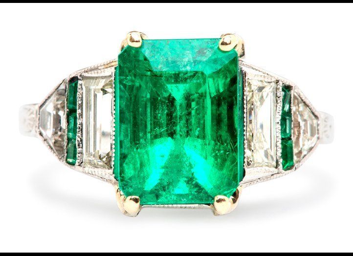 Zoe Saldana’s Elegant Emerald 