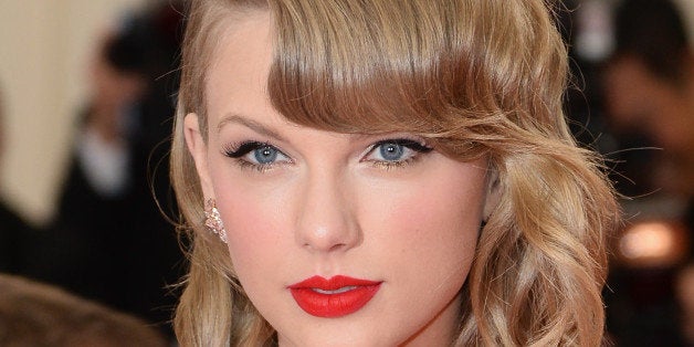 Taylor swift on sale red lips