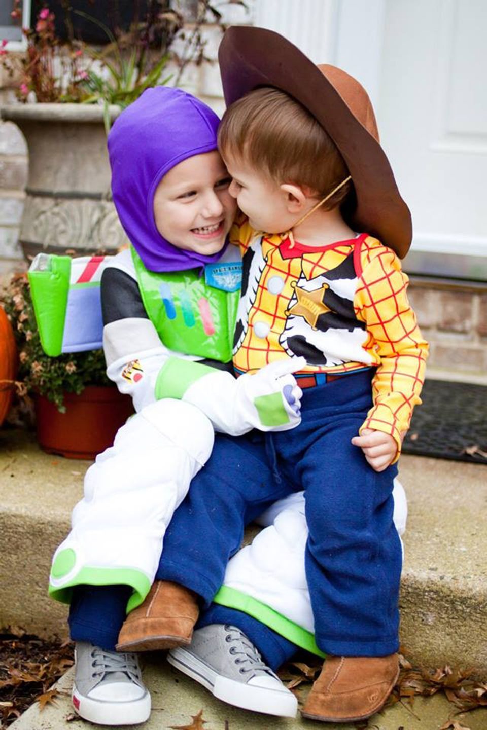 Halloween Costumes For Siblings That Are Cute Creepy And Supremely Clever Huffpost Life
