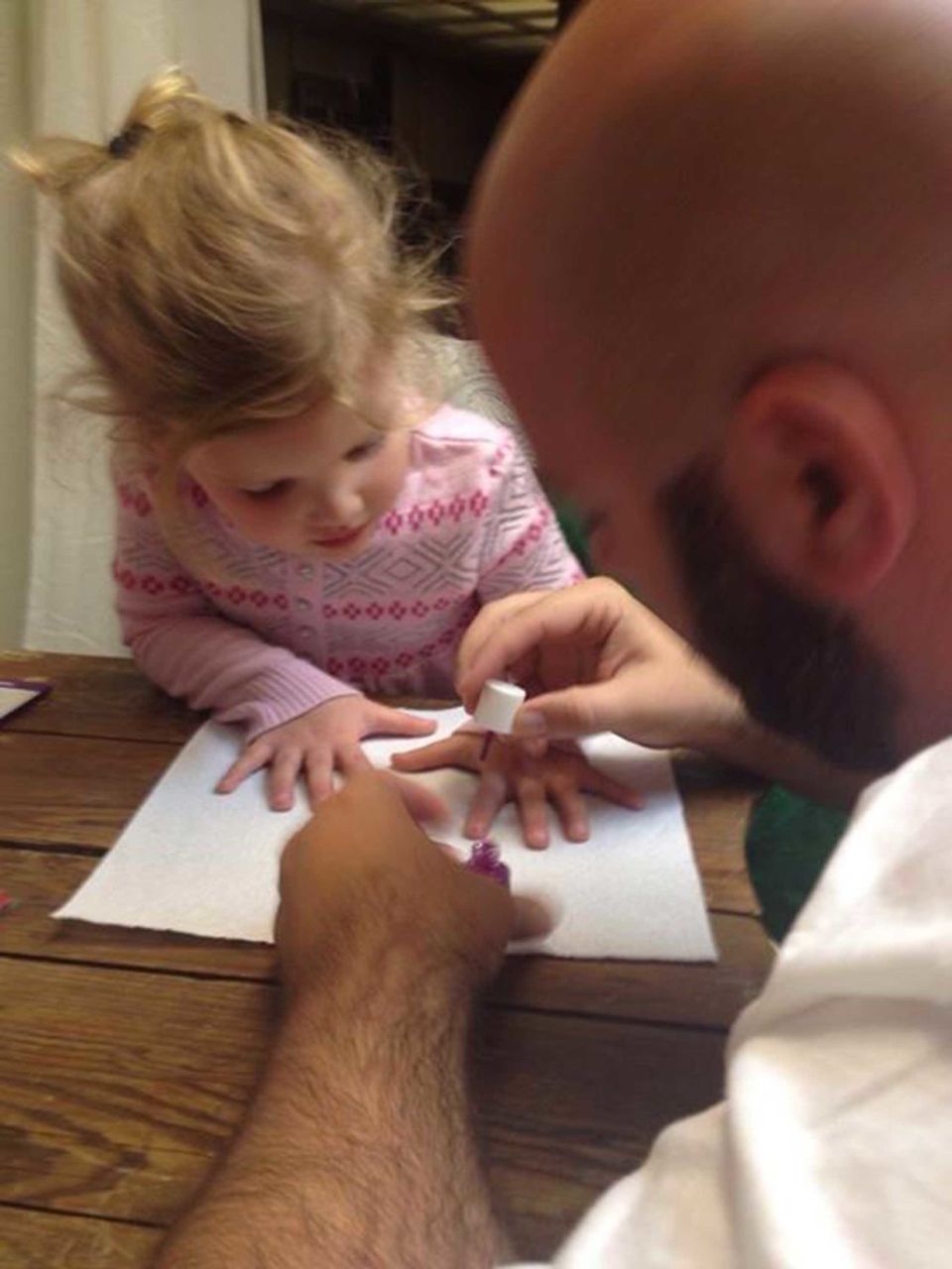 Папа учился дочке. Папа красит ногти дочке. Папа делает маникюр дочке. Девочка красит ногти папе.