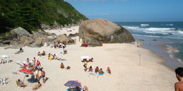 Atrￃﾃￂﾡs daquela pedra fica a praia do Abricￃﾃￂﾭￃﾃￂﾳ, dedicada a prￃﾃￂﾡtica do naturismo. Tirei a fto sem zoom, de modo a preservar a intimidade de quem estava do outro lado. Um belo canto do Rio de Janeiro em um final de tarde.Boder, between Abricￃﾃￂﾳ and Grumari Beach - www.anabrico.com/