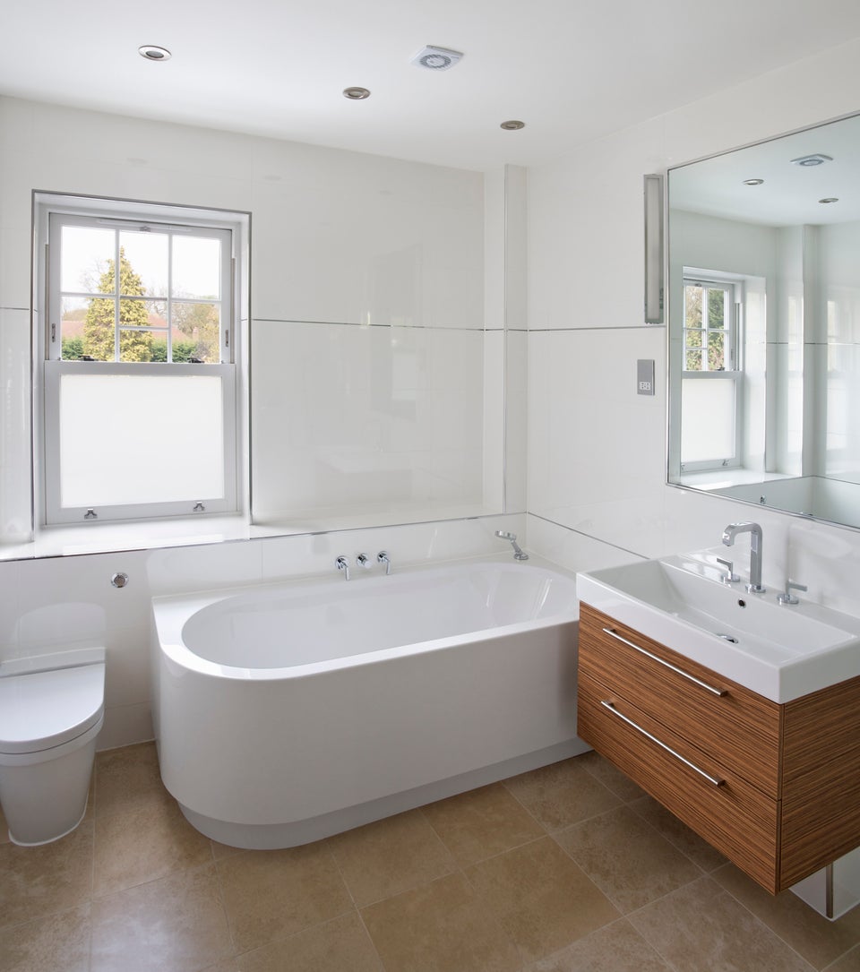 How To Make A Small Bathroom Look Ger Using Clever Decor Tricks Go For Neutral Fixtures
