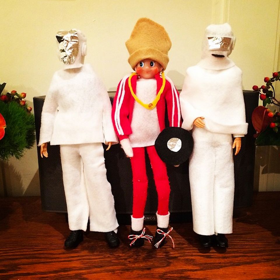 19 Must-See, Culturally-Relevant Elf On The Shelf Scenes | HuffPost Life