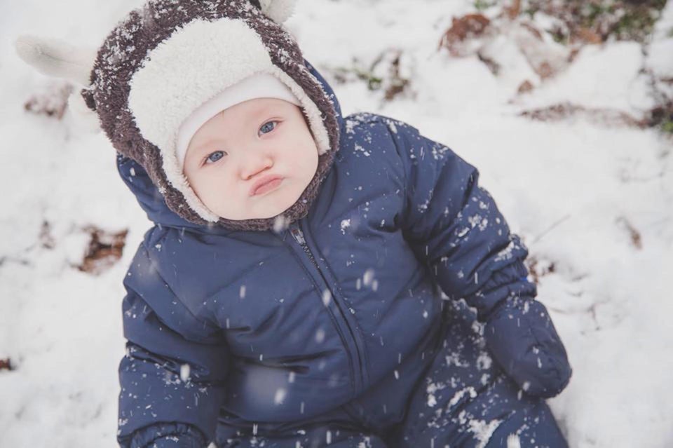 22 Photos Of Bundled Babies Experiencing Snow For The First Time