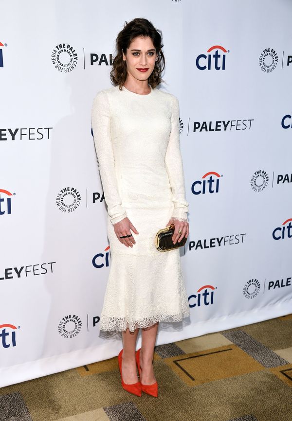 Lizzy Caplan Is One Seriously Underrated Style Star (Who Can Totally ...