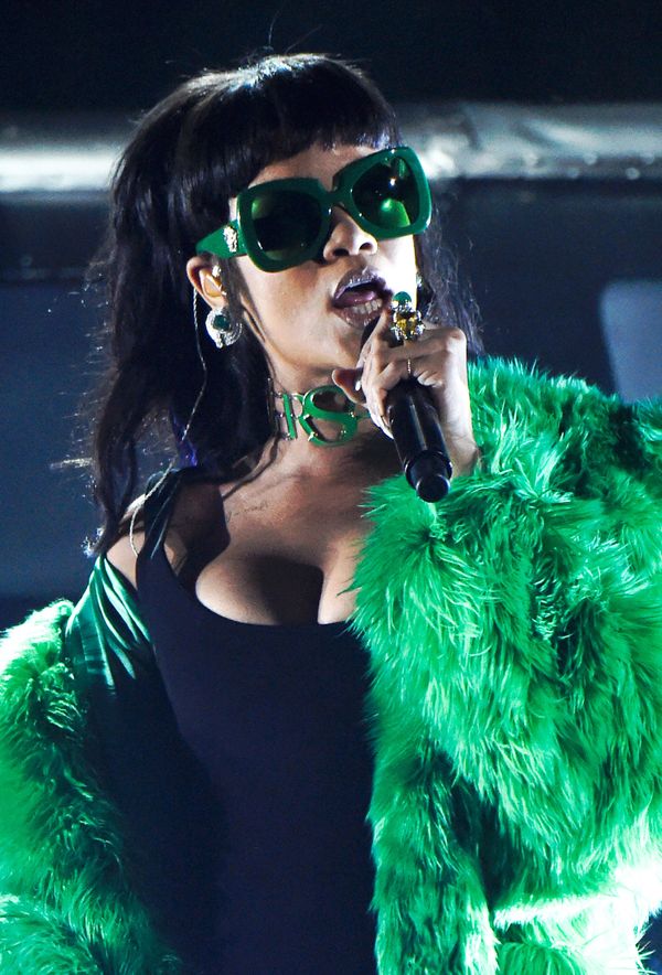 Rihanna Performs Bitch Better Have My Money Live For The First Time Huffpost 