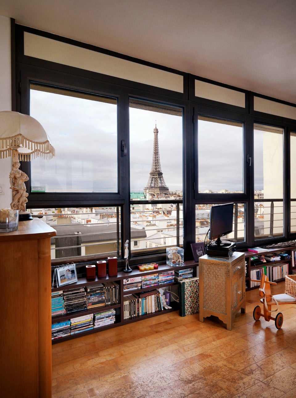 Paris apartment. Офис с панорамными окнами. Панорамное окно с видом на город. Офис с панорамным видом. Окно в квартире.