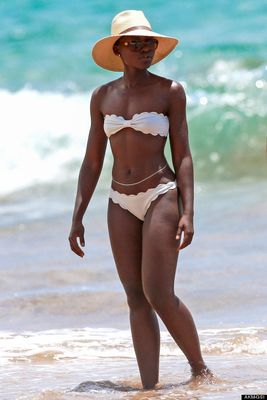 Leaked tara reid skinny body in bikini on a beach
