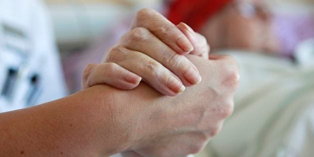 Eine Krankenschwester haelt am Dienstag, 8. Juli 2008, auf der Palliativstation im Krankenhaus "St. Johann Nepomuk" in Erfurt die Hand einer Patientin. (AP Photo/Jens Meyer) --- A nurse holds the hand of a patient at the palliative ward in the hospital 'St. Johann Nepomuk' in Erfurt, Germany, on Tuesday, July 8, 2008. (AP Photo/Jens Meyer)