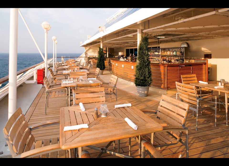 Ресторан палуба. Азамара лайнер круизный. Ресторан на палубе корабля. Ресторан на лайнере.