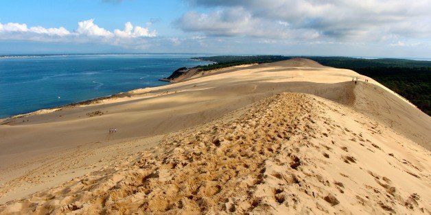 Cette dune est la plus haute d'europe. Situￃﾃￂﾩe au sud d'arcachon, prￃﾃￂﾨs du bassin d'arcachon, la dune du Pilat reￃﾃￂﾧoit chaque annￃﾃￂﾩe de nombreux visiteurs.