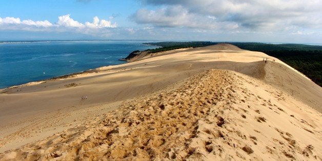 Cette dune est la plus haute d'europe. Situᅢテᅡᄅe au sud d'arcachon, prᅢテᅡᄄs du bassin d'arcachon, la dune du Pilat reᅢテᅡᄃoit chaque annᅢテᅡᄅe de nombreux visiteurs.