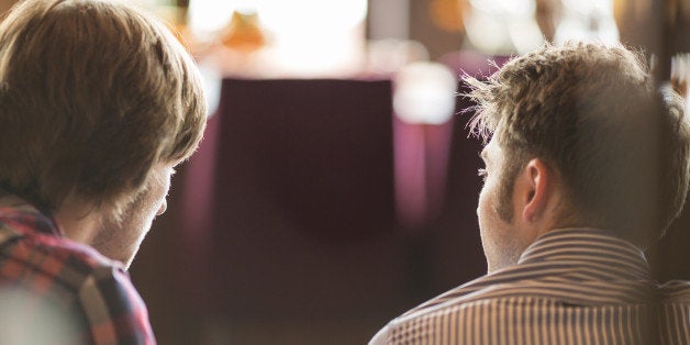 2 friends talking in a cafe