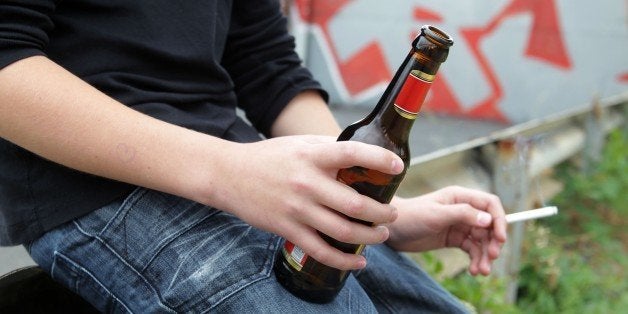 (GERMANY OUT) Feature Jugendliche und Drogen (gestelltes Foto), Jugendlicher trinkt Bier und raucht eine Zigarette (Photo by wolterfoto/ullstein bild via Getty Images)