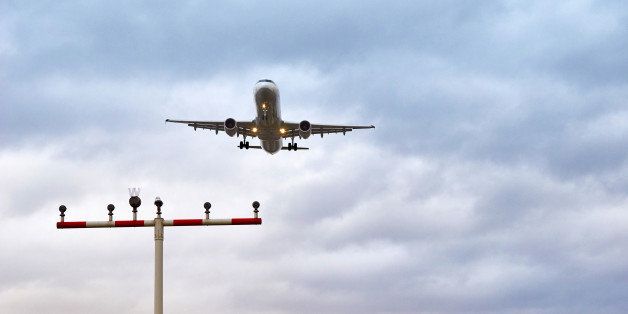 Eine beeindruckende Aufnahme die ein Flugzeug im Landeanflug auf den Airport zeigt. Der Himmel zeigt harmonierende Pastell Farben.
