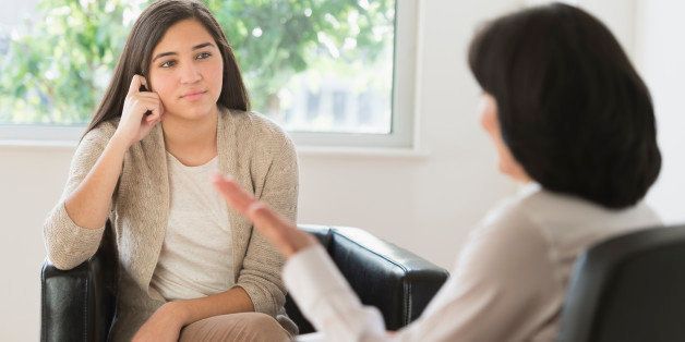 USA, New Jersey, Jersey City, Teenage girl (16-17) talking to therapist