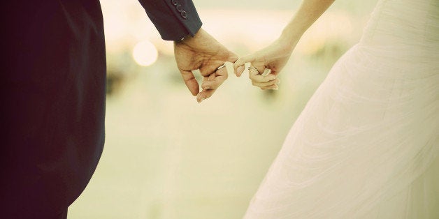 The hands of a marriage. Linked fingers two boyfriends after a wedding.Las manos de un matrimonio. Enlazados los dedos de dos novios tras una boda.